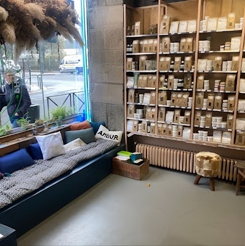 Banc cosy avec coussin Pour, fenêtre donnant sur la rue, rayonnages de pampas séchées